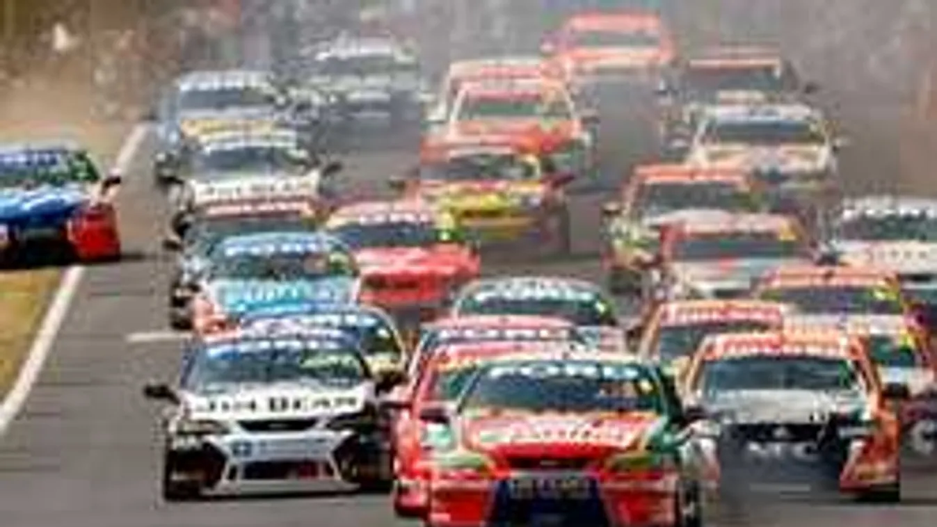 Durva tömegkarambol, egy tucat autó rohant egymásba