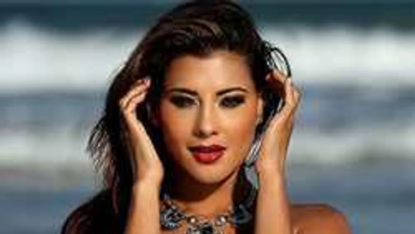 A bugyit is ledobta a tökéletes testű modell