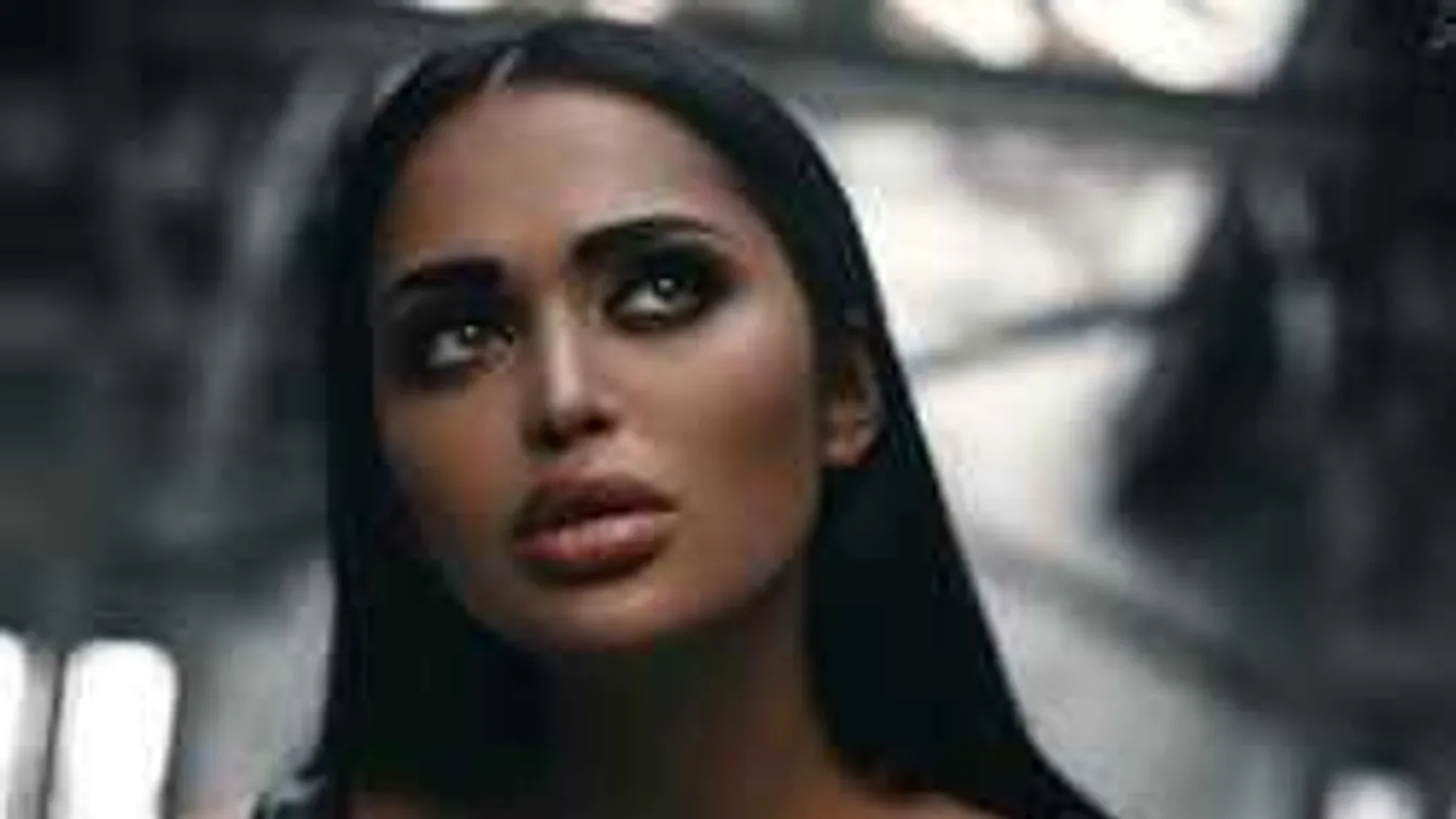 Melltartó és bugyi nélkül pancsolt az egzotikus kebelcsoda