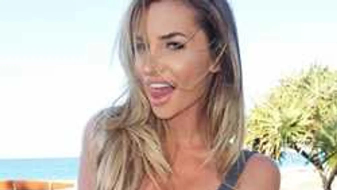 Bugyi nélkül domborít a csodás mellű szurkolólány