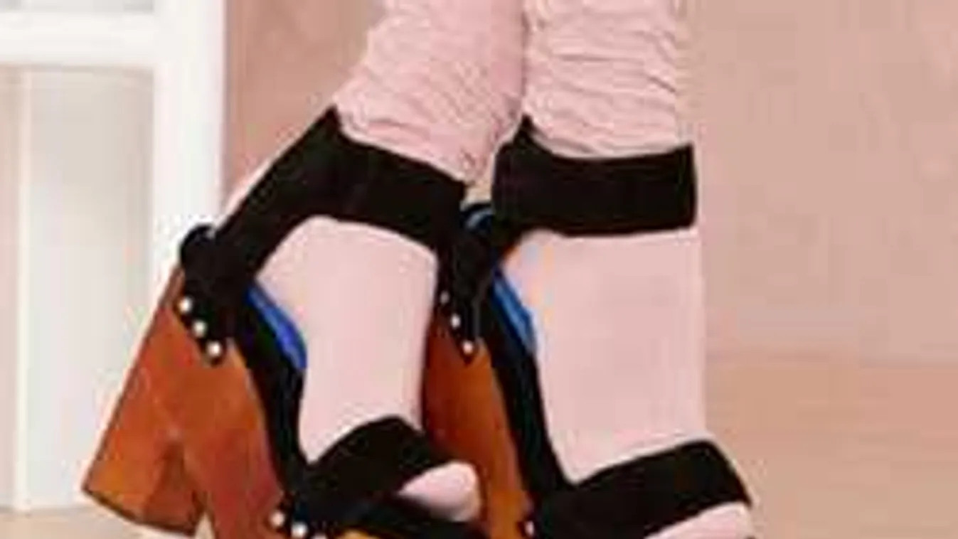 Borzalmas csúfság az idei divatban: Miért tették ezt a nőkkel a tervezők?