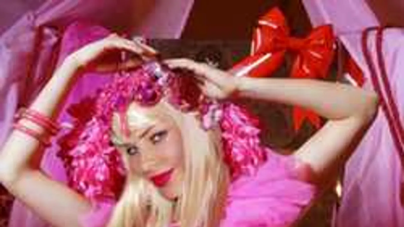 Semmi nem takarja a fehérneműben motorozó magyar sztár szeméremajkait