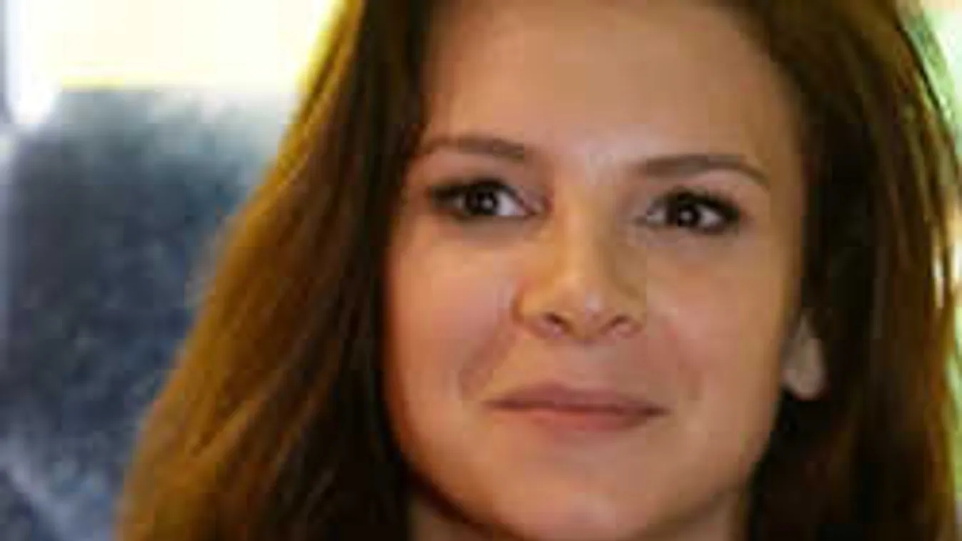 Elképesztő, mit vállalt be Sarka Kata kivágott fürdőruhában - Videó