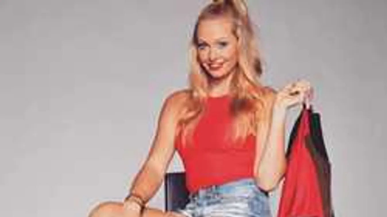 Stollár Fanny brutáldögös, miniszoknyában villantott