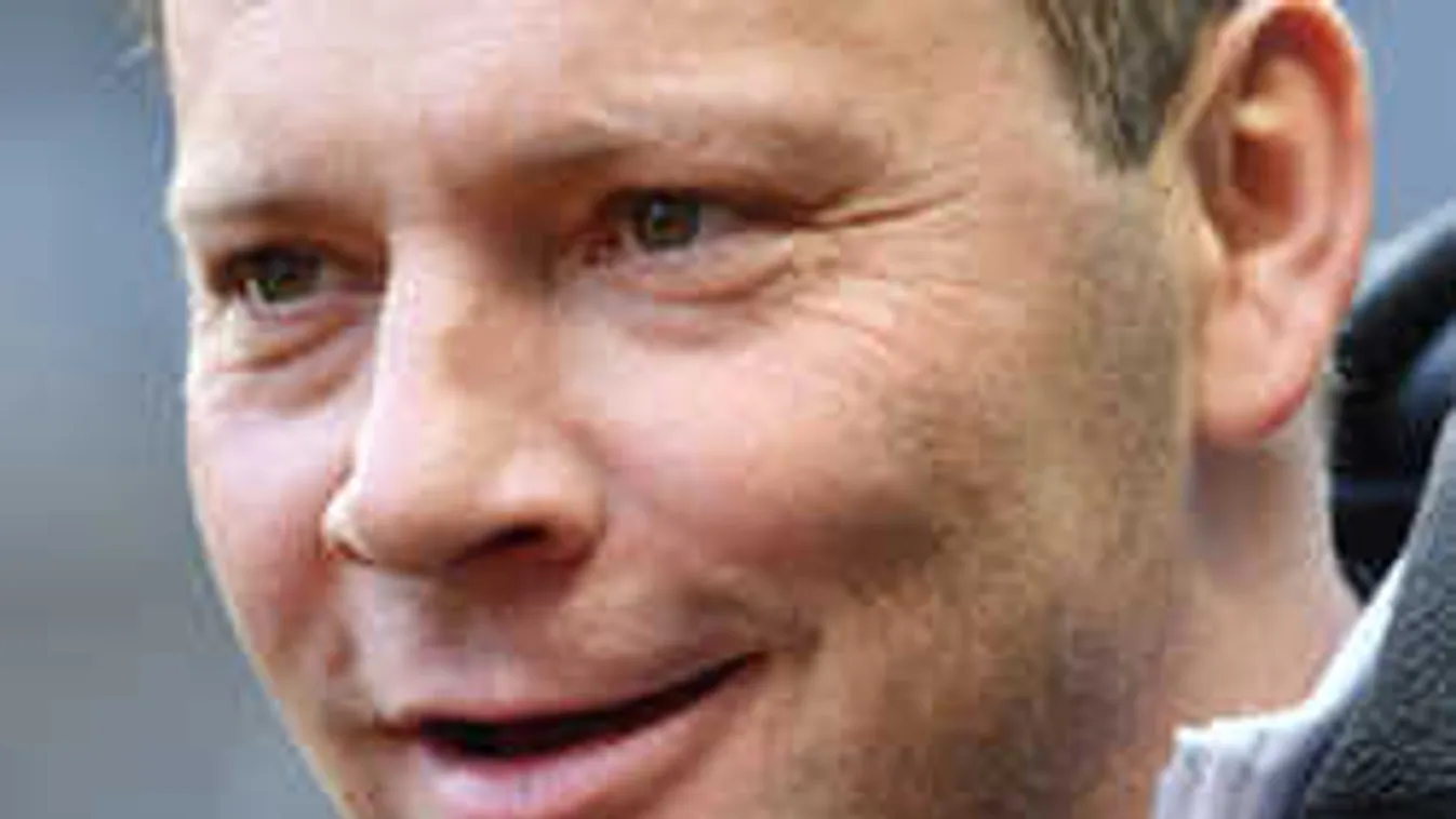 Hosszú haj és szakáll, Dárdaira rá se lehet ismerni