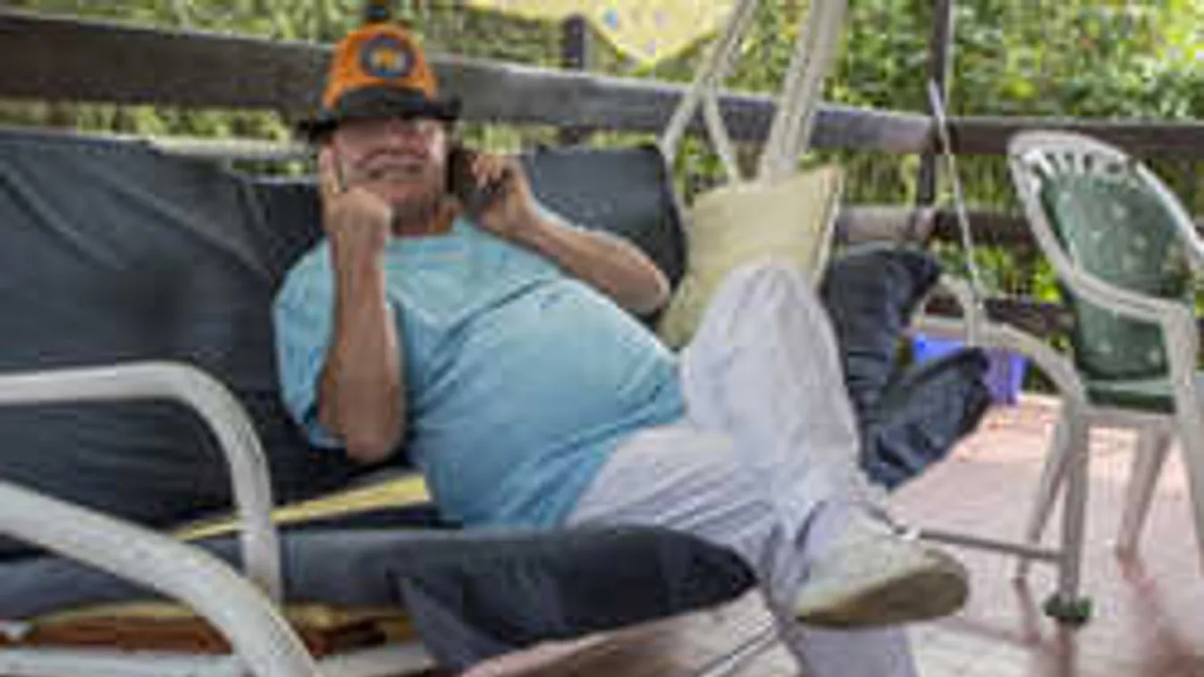 Exkluzív fotók, less be Aradszky László balatoni nyaralójába