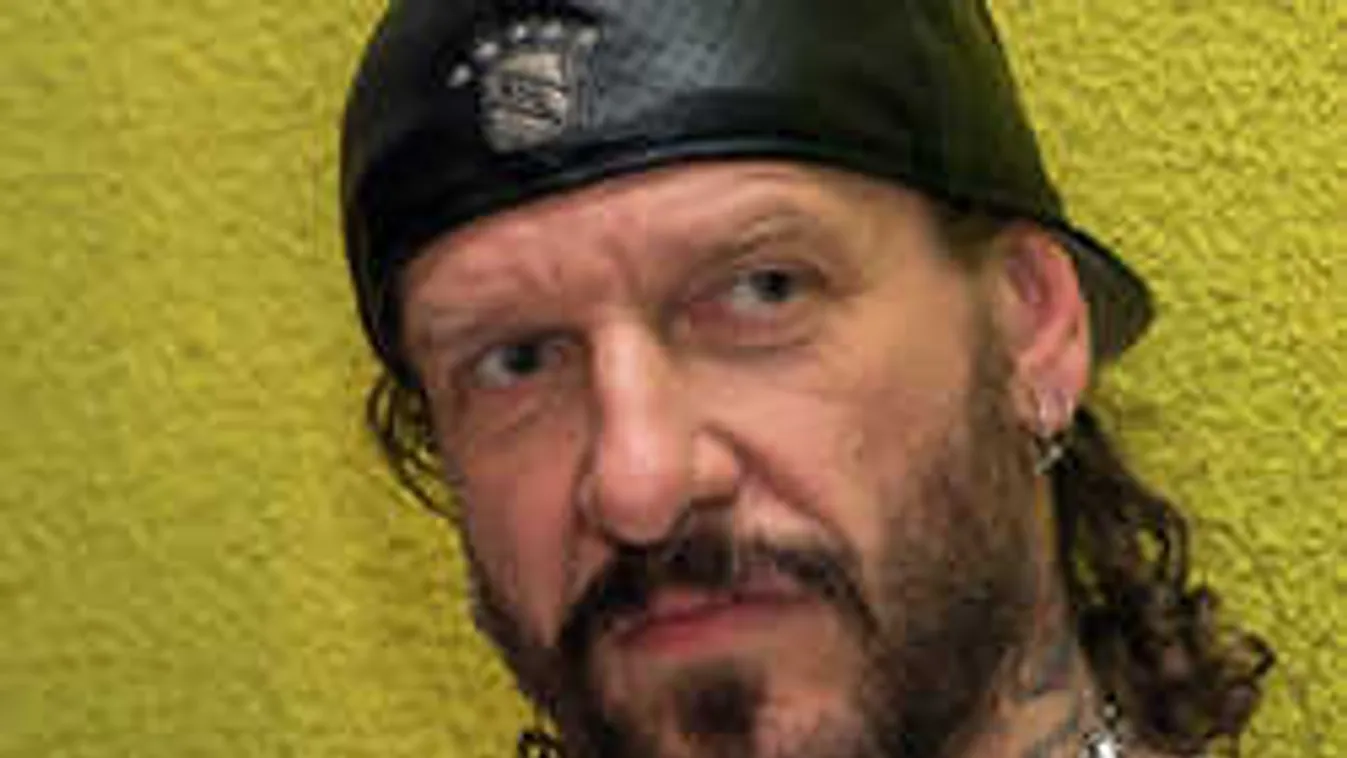 Lebukott, fiatal nőt szeret az 51 éves magyar sztár