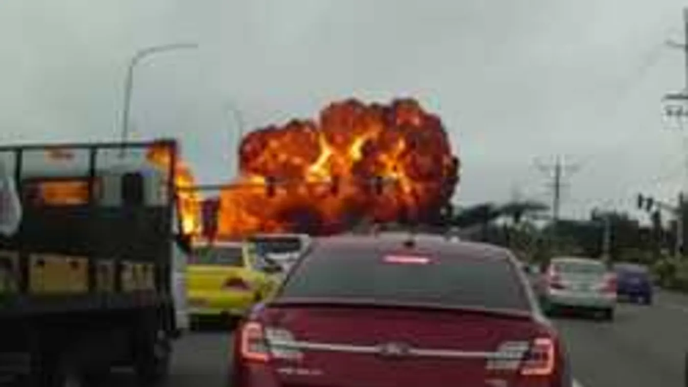 Repülő zuhant a forgalmas útra a fővárosban - videó