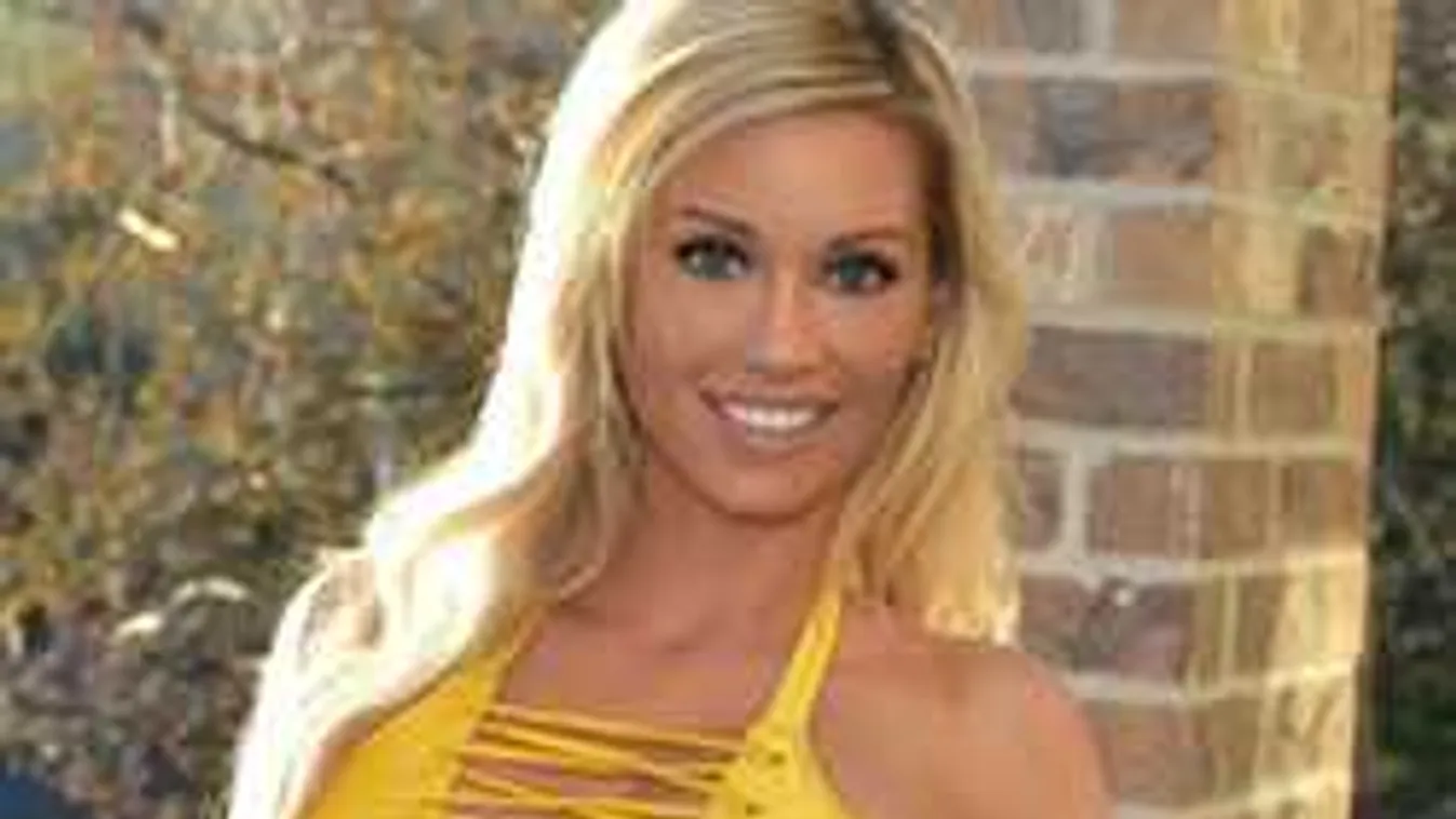 Eléd tárja elképesztően dús kebleit az internet kedvence