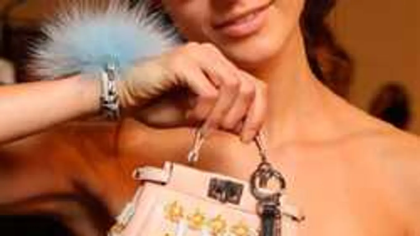 Többé nem húzza le a nők vállát a táska, ez lett most a divat