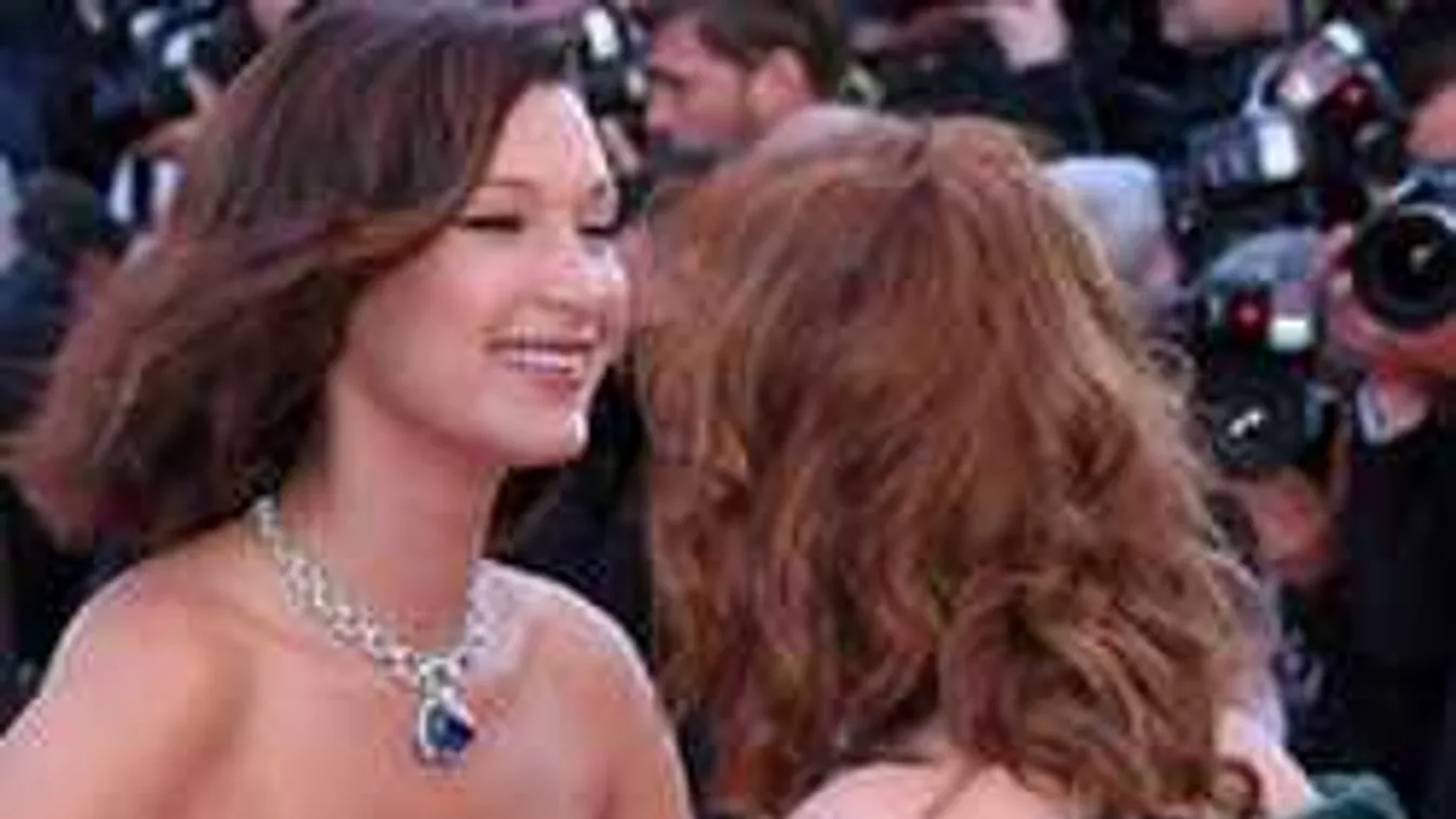 Vörös szőnyegen villantott szeméremdombot a modell a filmfesztiválon