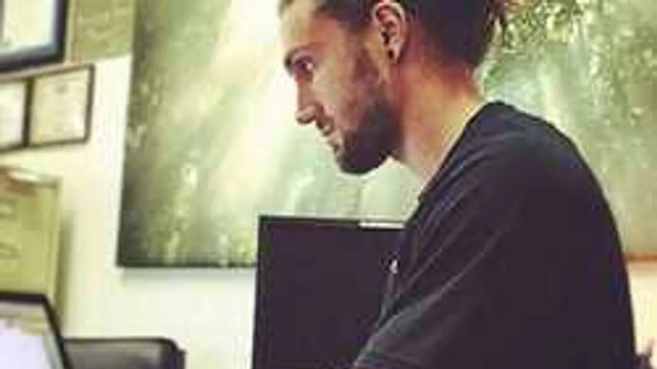 6 árulkodó jel: Ha így viselkedik a pasid, biztos, hogy a régi csaját szereti