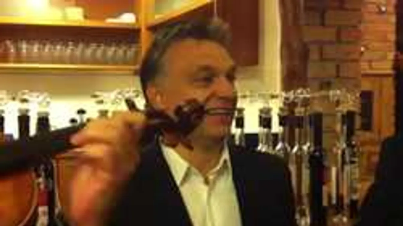 13 fodros szoknya...Cigányzenére nótázott kínai bankárokkal Orbán Vikt