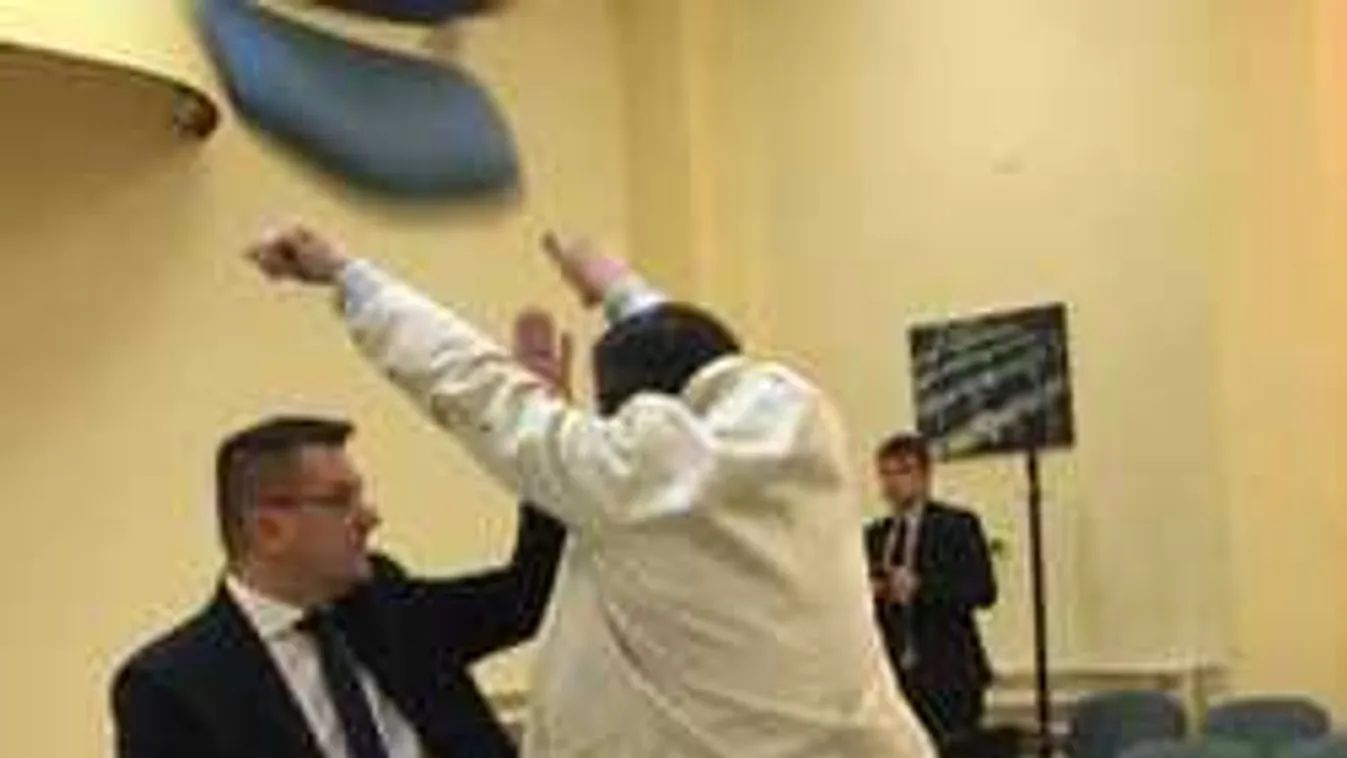 Hihetetlen balhé a magyar focibírók között, székek is repültek