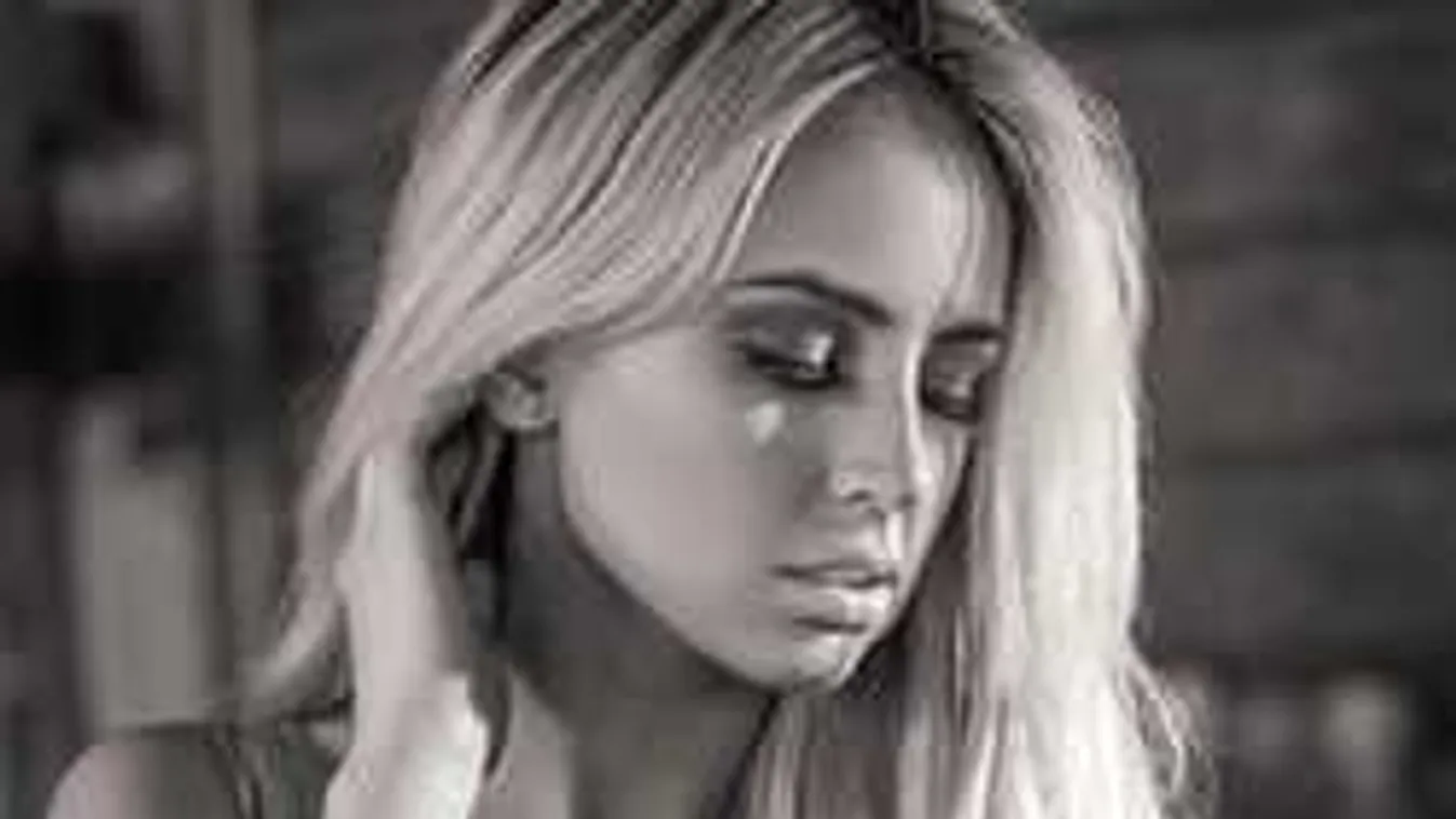 Áttetsző bugyiban tárta szét combjait a dögös szurkolólány