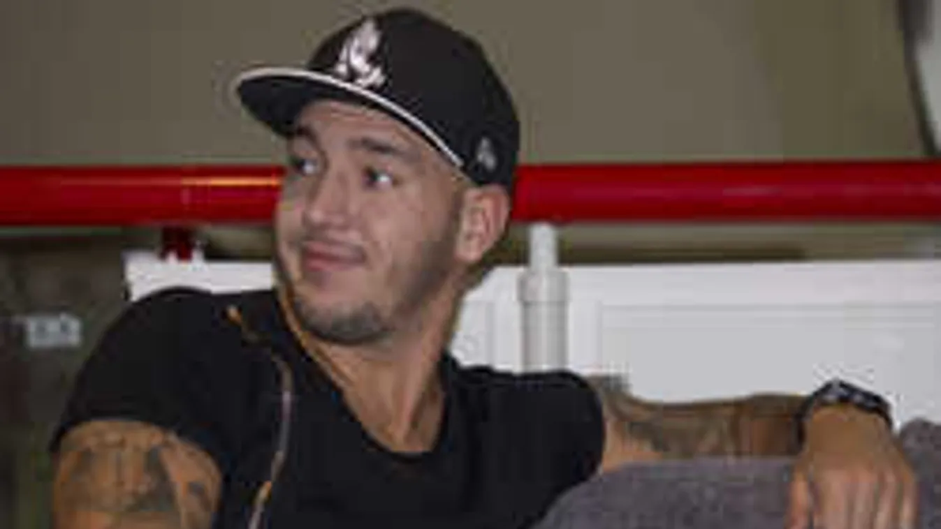 Megmutatta az arcát, ez a lány Curtis titokzatos, új barátnője