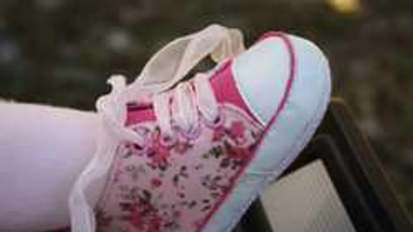 Hét hónapos kislányt hagytak egyedül a forró autóban, meghalt