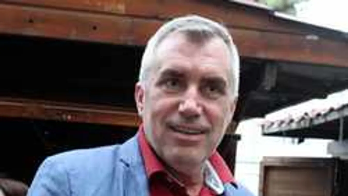 Retro fotó a múltból: csupasz keblű színésznőt ölelt Kaszás Géza