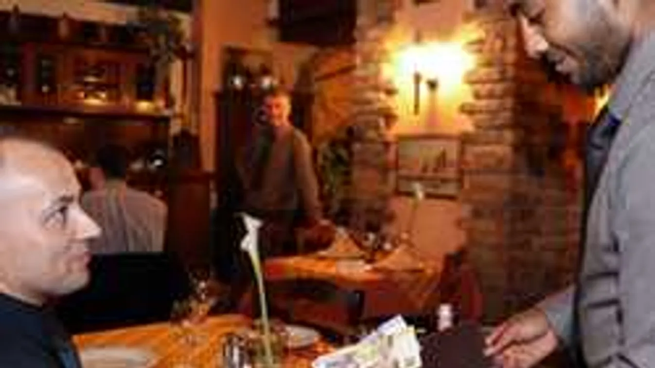 Kötelezővé akarják tenni a borravalót