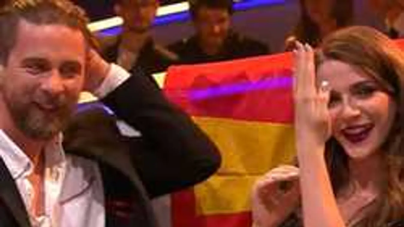 180 millió ember előtt kérték meg a várandós énekesnő kezét