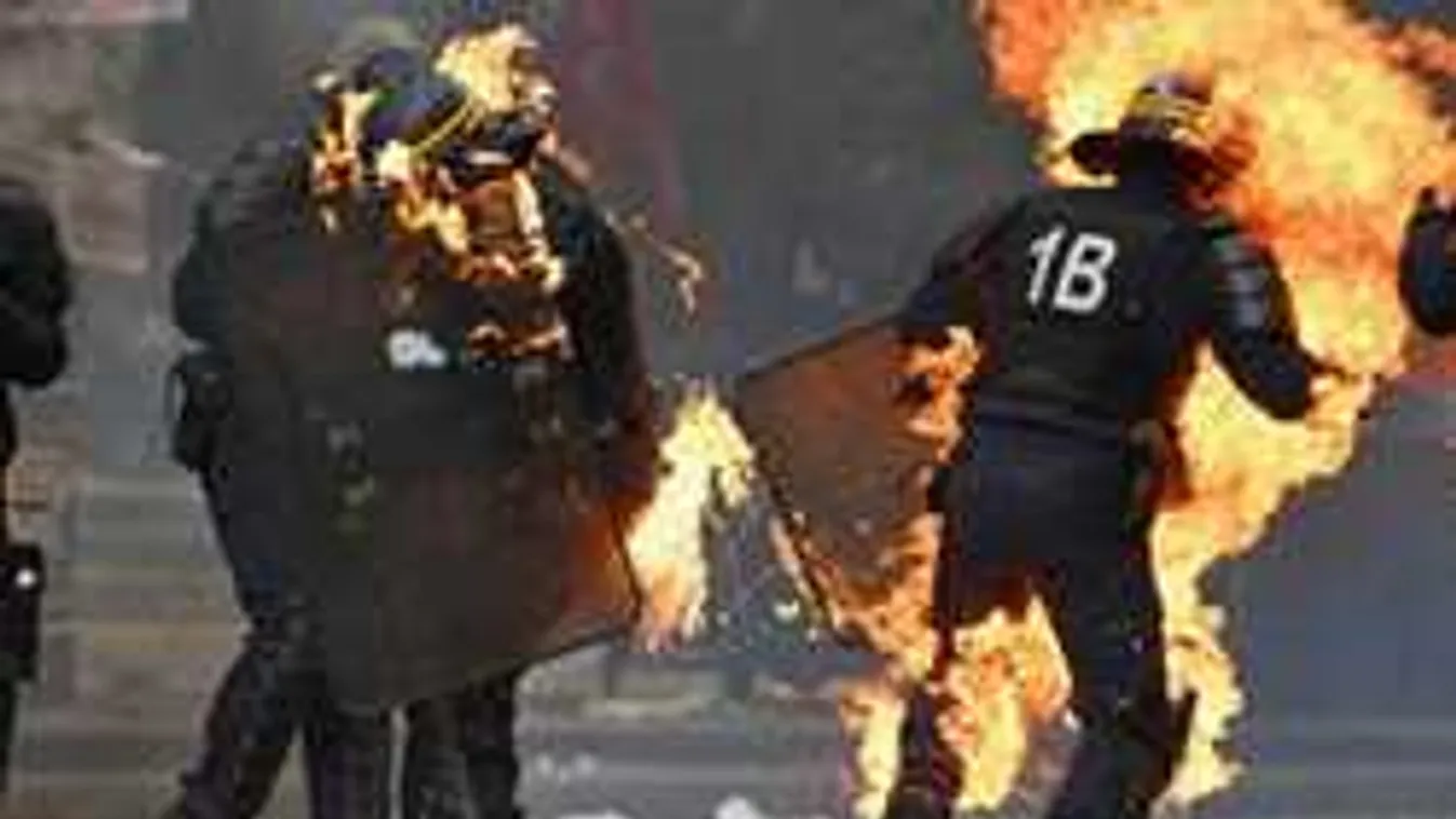 Újabb összecsapások, még a rendőrök is lángoltak Párizs utcáin