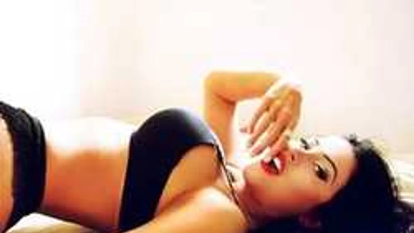 Vadítóan pucsít a csodás mellű, pucér modell