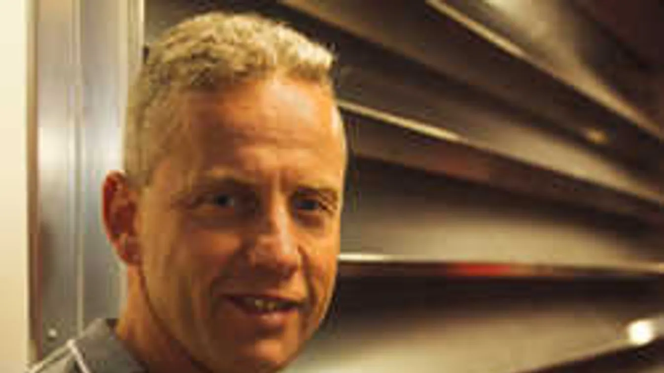 Bíróság elé citálja Schobert Norbi az őt alázó orvost