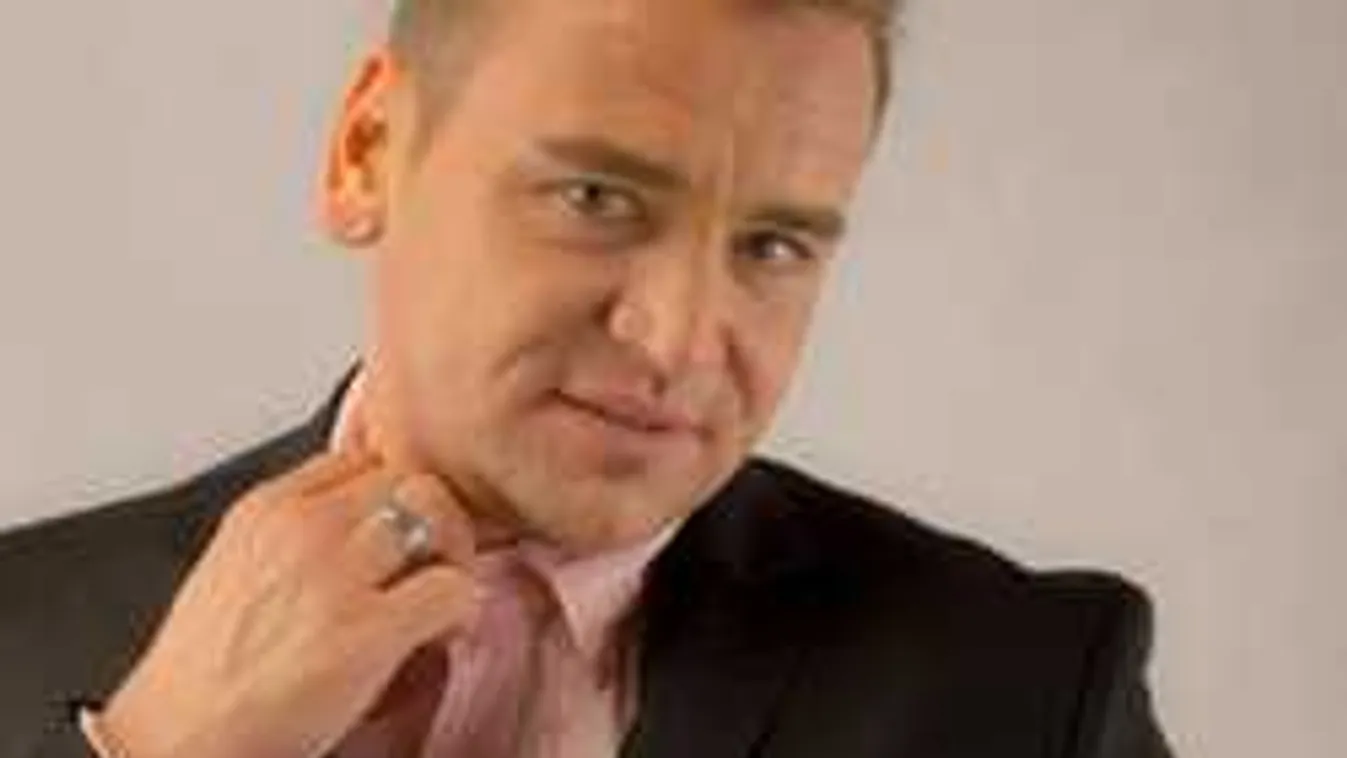 Megmutatta, hogyan alszik előadás közben az Operett sztárja - KÉP!