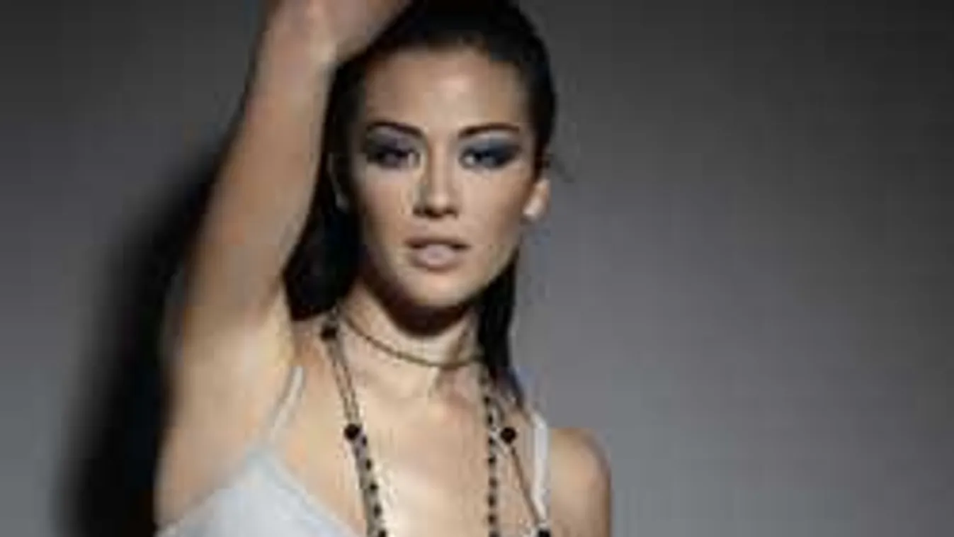 Levetkőzött a formás mellű észbontó bringás lány