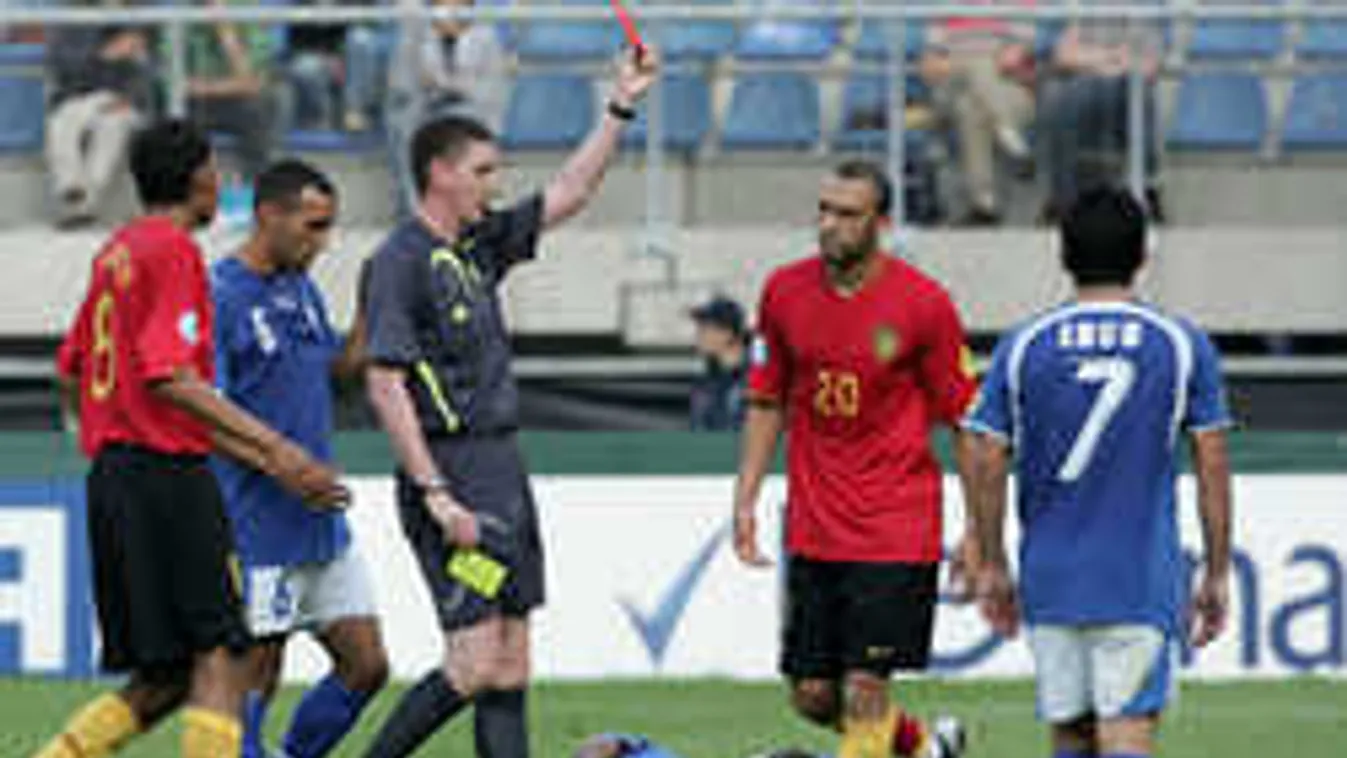 Elhányta magát a bíró meccs közben, piros lapot kapott a bizarr jelenet után