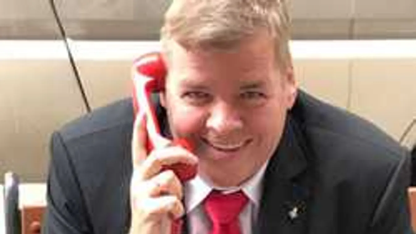 Schmuck is akadémiát alapít!