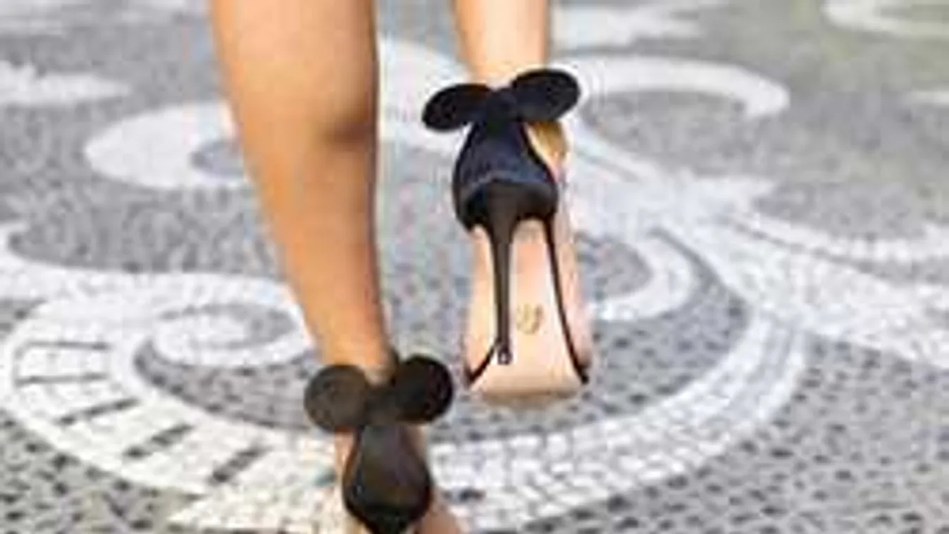 Õrület, egérsarkú cipő lett az új divat