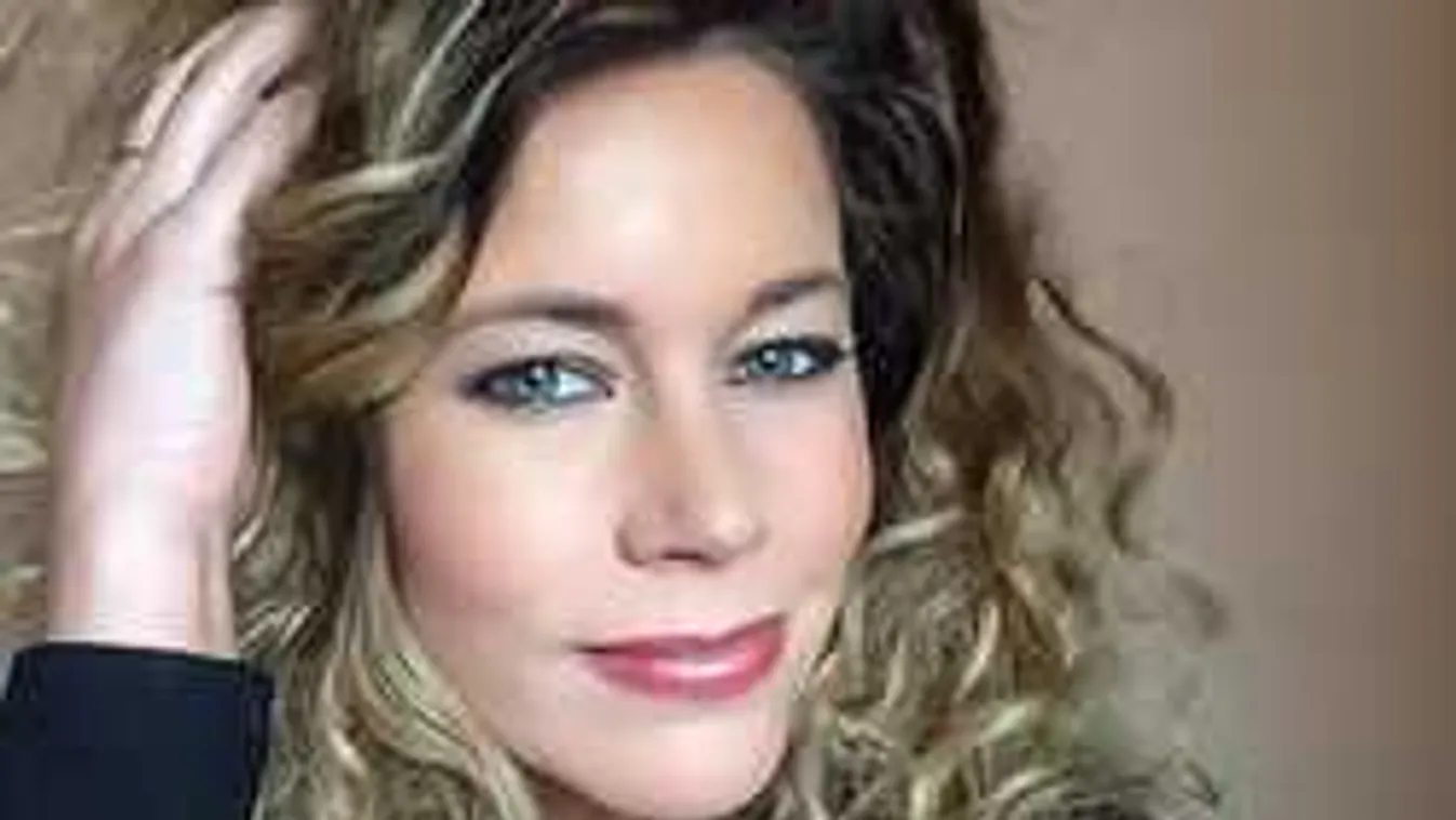 Megvillantotta hatalmas dekoltázsát Baukó Éva - Fotó