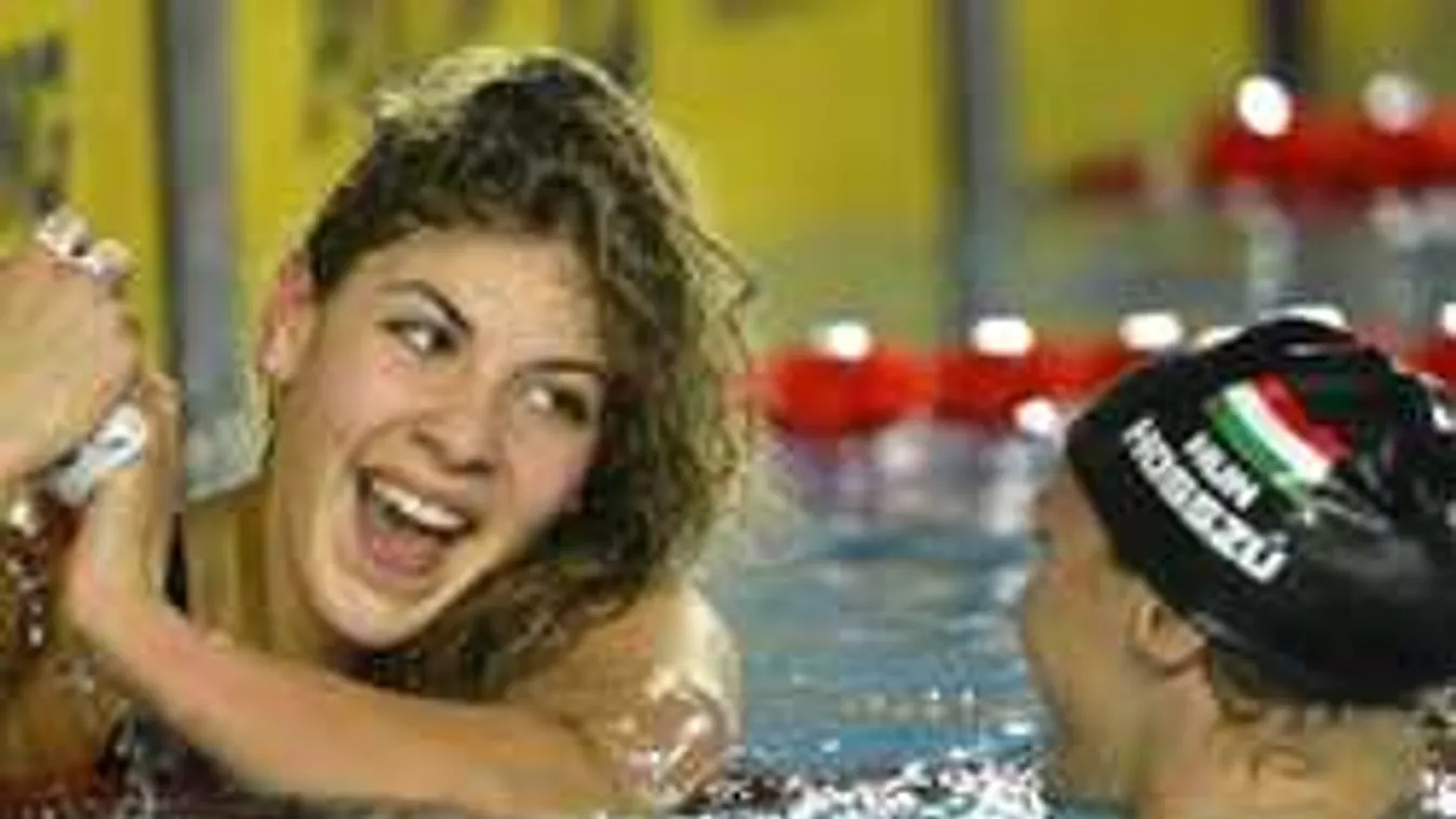 Fürdőkádjában pancsolva szelfizett a vadóc magyar úszólány