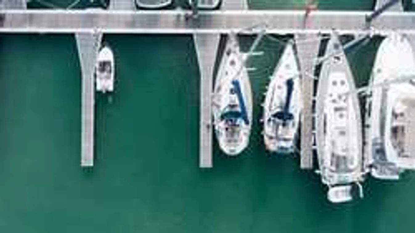 Teljes döbbenet: Luxusjachton érkeznek a migránsok