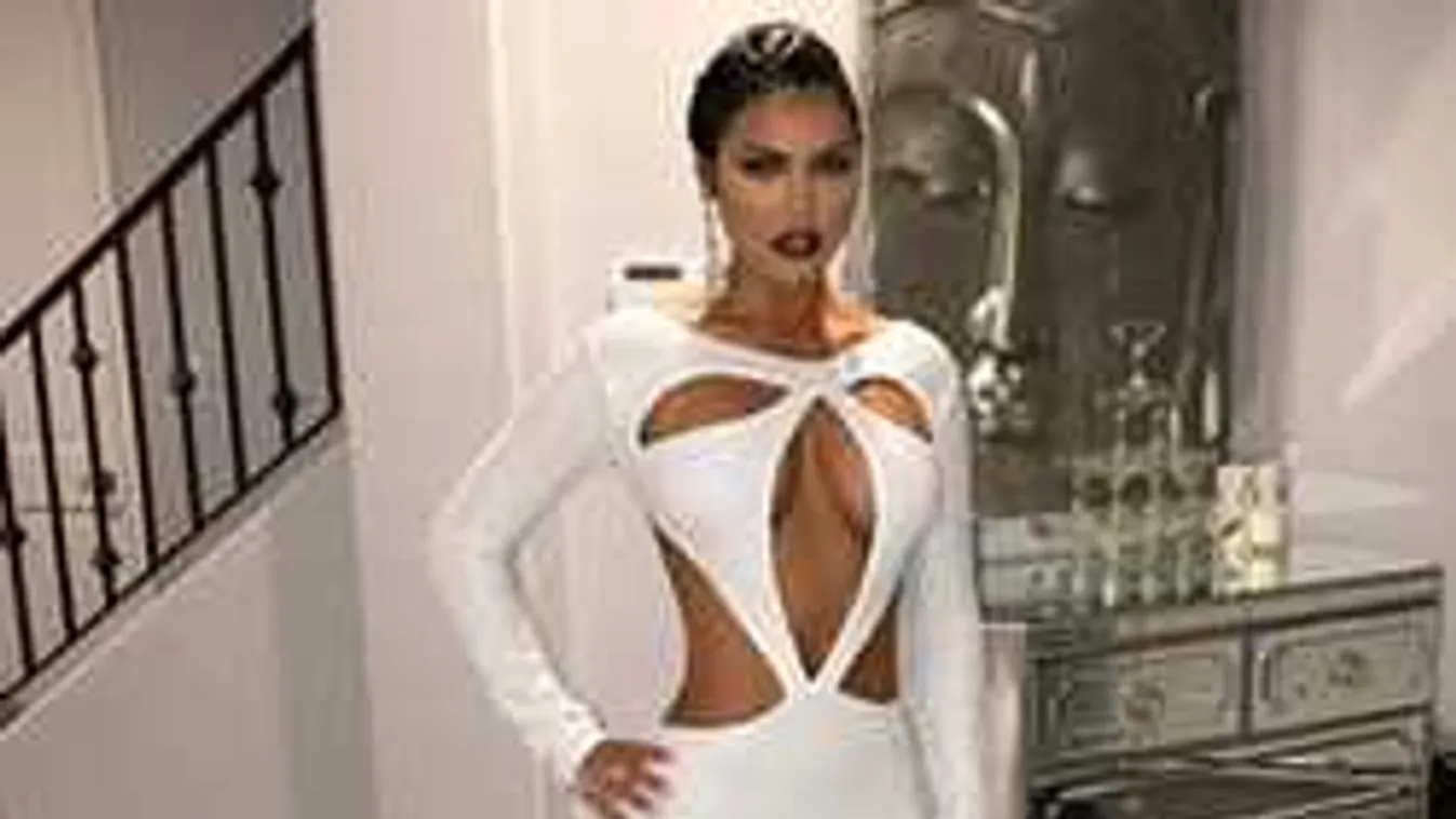 Brutális dekoltázzsal sokkolt a vadító testű modell