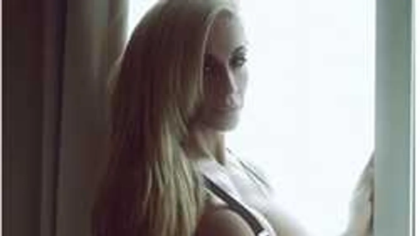 Brutálisat terpeszt a fitneszlédi, keményen bevág a bugyija