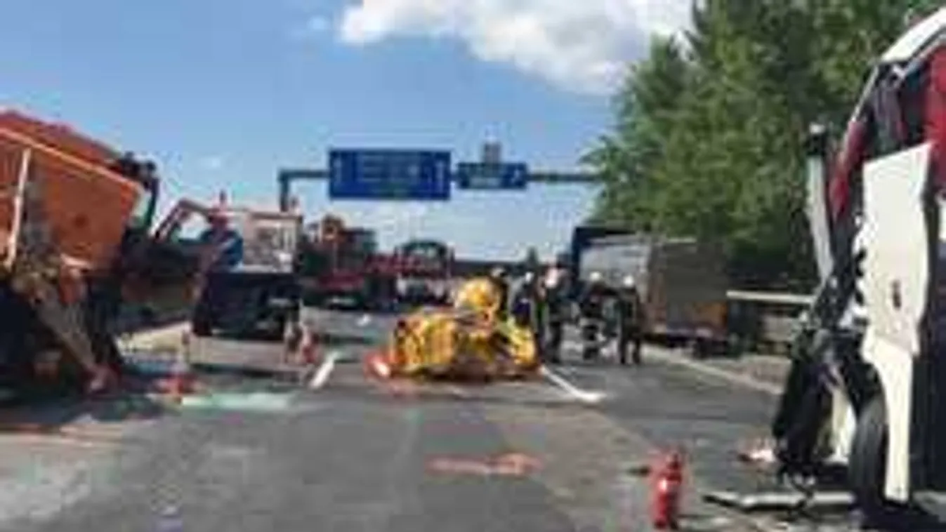 Brutális fotók érkeztek a turistabusz M0-áson történt balesetéről