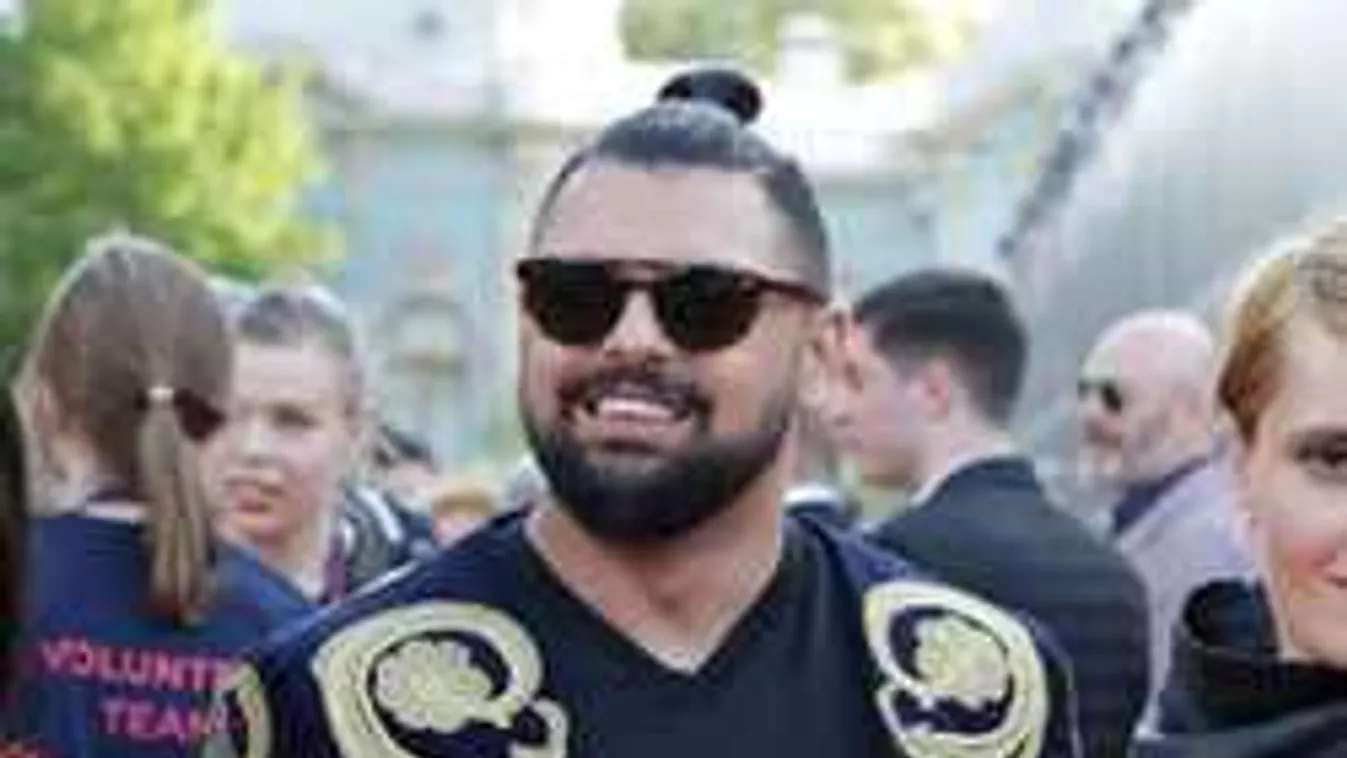 Híres tervező ruhájában lépett a vörös szőnyegre Pápai Joci