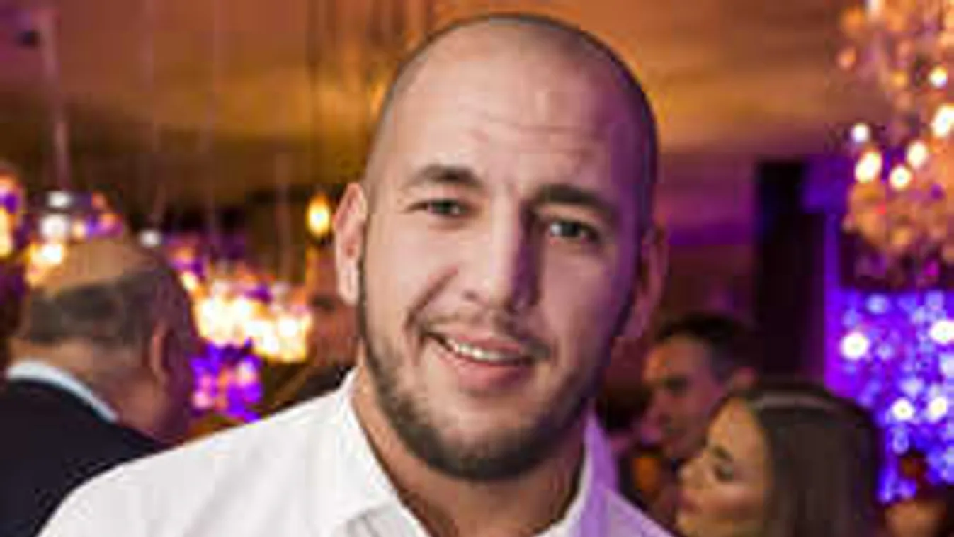 Dúl a szerelem, új barátnője fenekét markolássza lefekvés előtt Curtis