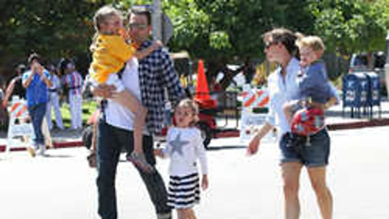 Újra együtt a sztárpár? Romantikus nyaraláson buktak le