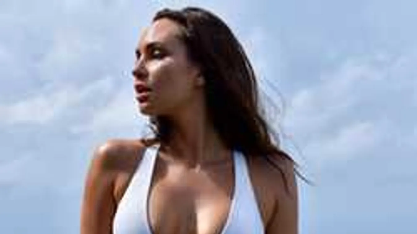 Se bugyi, se más: meztelenül terpeszkedik a dögös modell