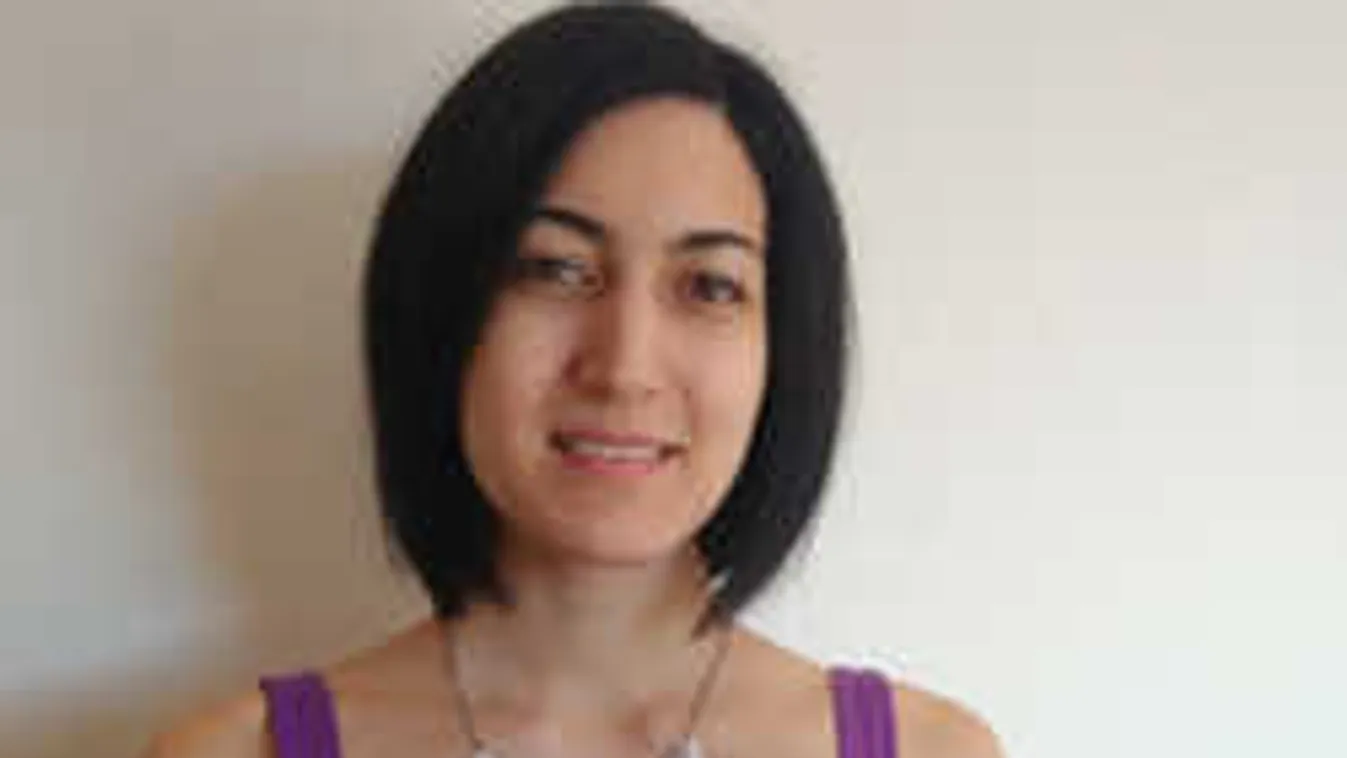 Tucatnyi nyelven beszél a fiatal magyar lány