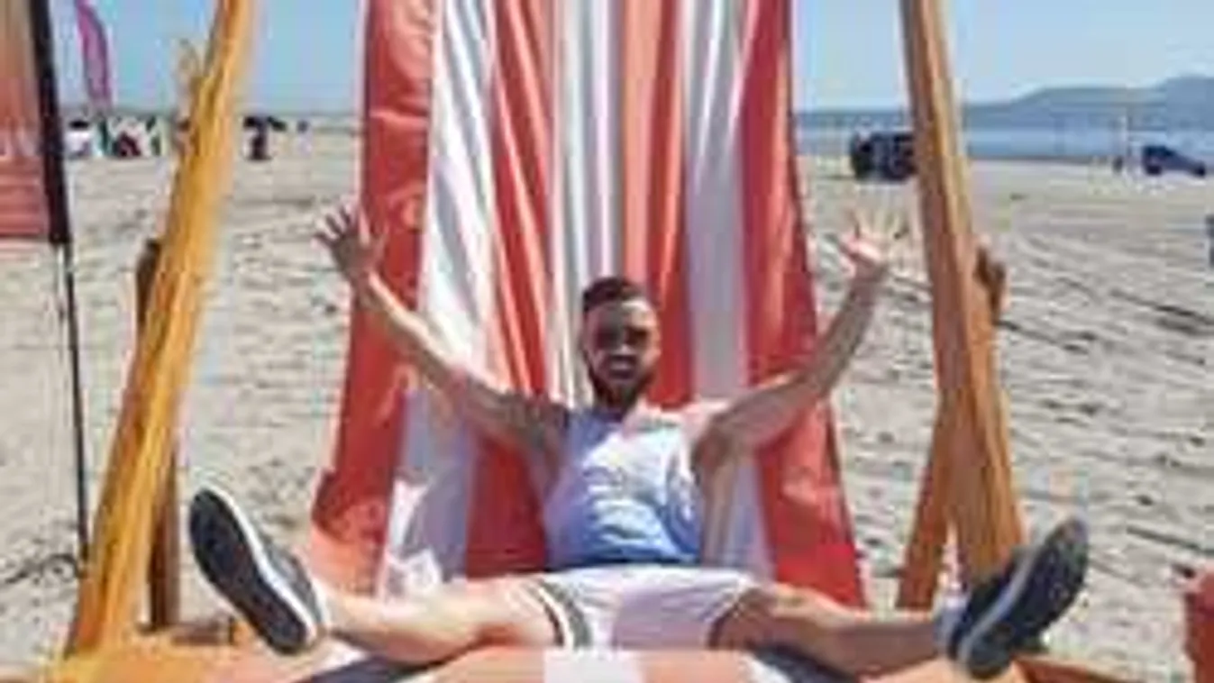 Így fújta el az időjárásjelentőt a brutális szél