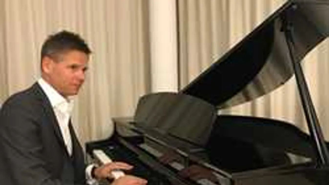 Cégvezér a zongoránál: Gerendás és Geszti is kedveli Mártha klipjét