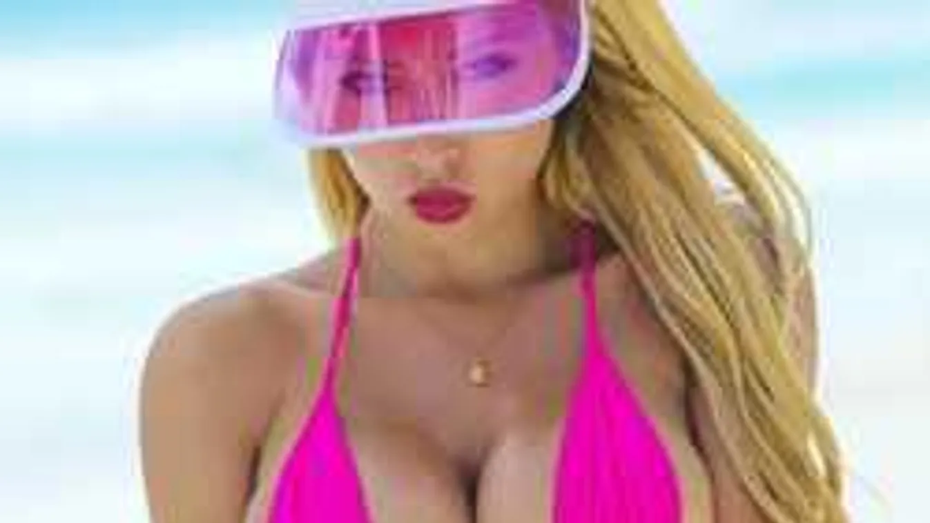 Szétpattan a melltartó a dögös testű bombázón