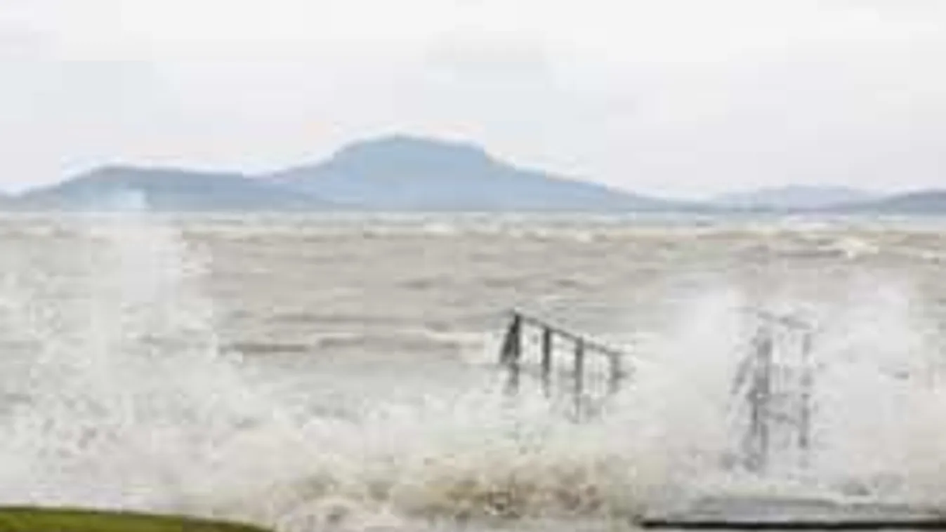 Elképesztő fotó: Így fúj a szél a Balatonnál