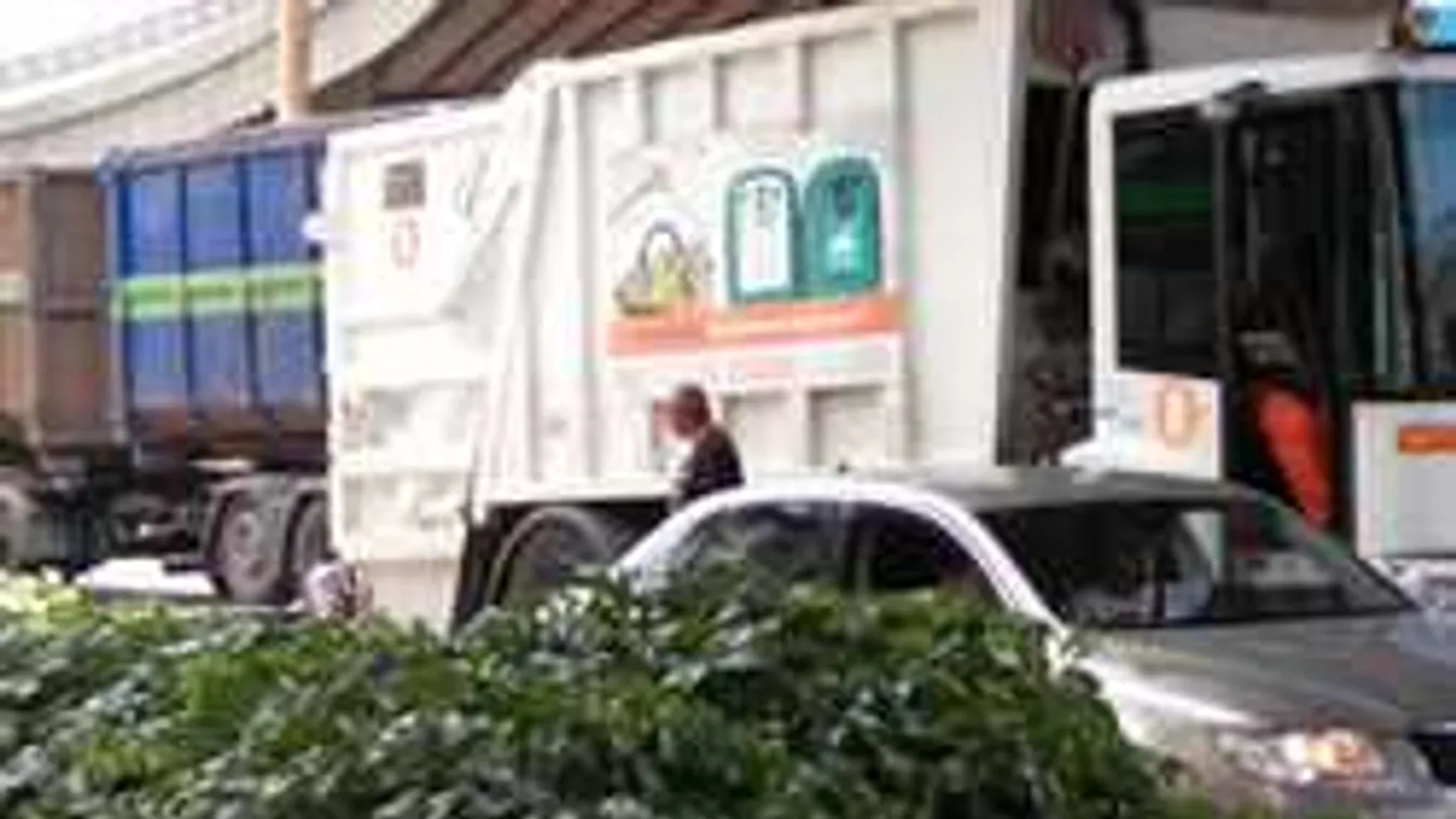 A kocsik közt ugrál egy férfi a Flórián téri kereszteződésben