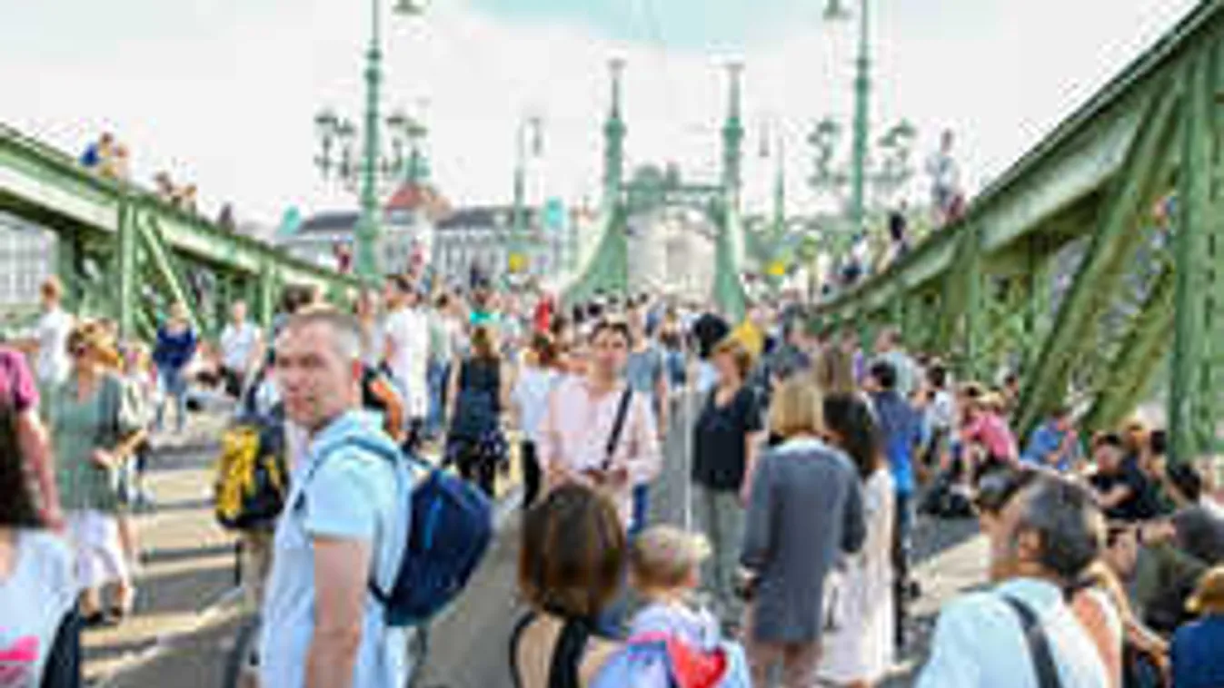 Nézd meg, hogy mulattak a budapesti hídon - galéria