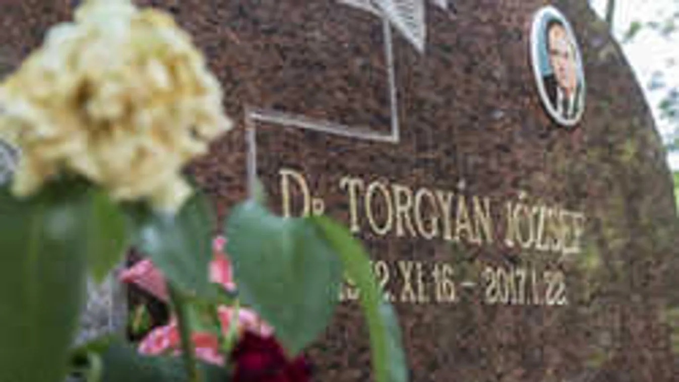 Méregdrága emlékművet állíttatott özvegye Torgyán Józsefnek - fotó